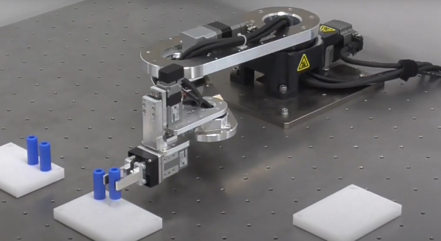 Chế tạo Robot tự động dễ dàng hơn với Động Cơ Oriental Motor Stepper Motor