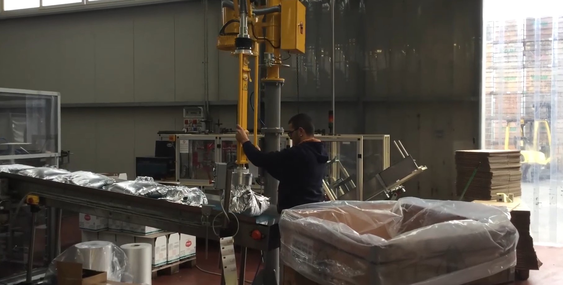 Giải pháp nâng túi thực phẩm 50kg bằng Bộ trợ lực Partner PS của Dalmec