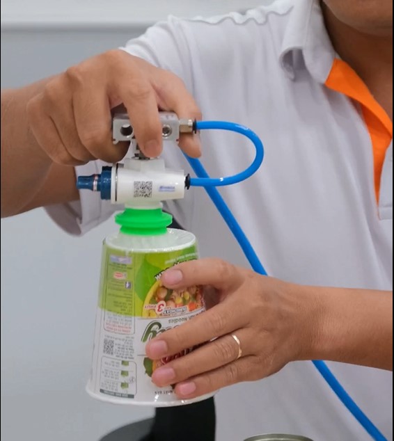 Giải pháp gắp hộp mì nilon mỏng, bề mặt gồ ghề không xì khí – Giác hút chân không Vmeca MC20D Magic Gripper