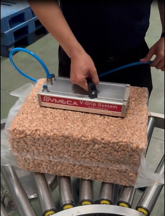 Giải pháp hút bao hạt điều 25kg bề mặt gồ ghề, trơn trượt – Hệ thống chân không V-Grip Vmeca GM130